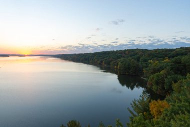 Illinois Nehri 'nde gün doğumu Illinois' de Açlık çeken Rock State Park 'ta.