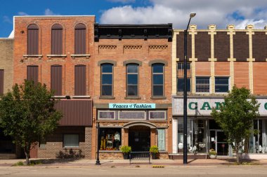 LaSalle, Illinois - ABD - 26 Eylül 2022: LaSalle, Illinois, ABD 'deki şehir merkezi binalar ve mağazalar.