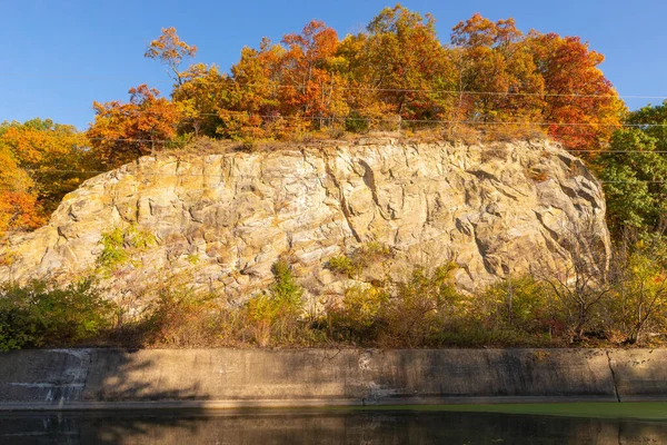 秋天的太阳升起在历史性的I和M运河的斯普利特岩石 美国伊利诺伊州Lasalle — 图库照片