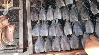Kuru veya tütsülenmiş tatlı su balığını bambu ve ahşap tabakta Tayland geleneğini korumak için.