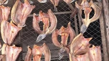 Kuru veya tütsülenmiş tatlı su balığını bambu ve ahşap tabakta Tayland geleneğini korumak için.
