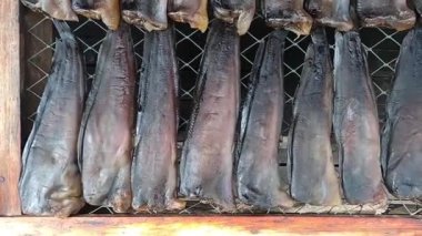 Kuru veya tütsülenmiş tatlı su balığını bambu ve ahşap tabakta Tayland geleneğini korumak için.
