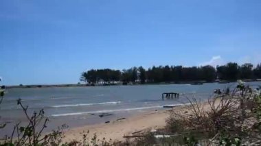 Pattani 'de mavi gökyüzü olan tropikal plaj ve deniz manzarası Tayland, balıkçı köyleri 