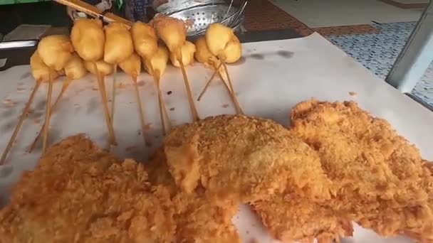 Thai Street Vendor Sells Grilled Chicken Legs Meat Street Food — Stock Video