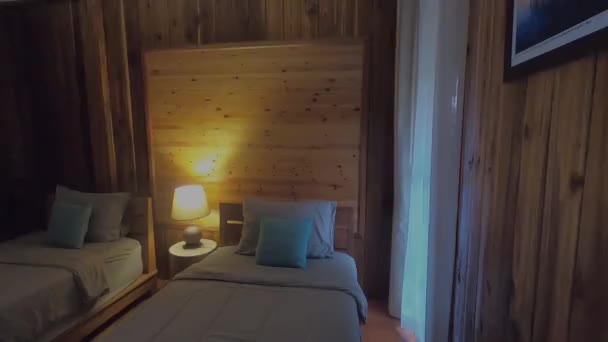Mysigt Sovrum Med Öppen Spis Mysig Lägenhet Eco Hotell Skogen — Stockvideo