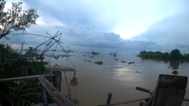 Silhouette Méthode Pêche Traditionnelle Utilisant Une Épuisette Carrée Bambou Lac — Video