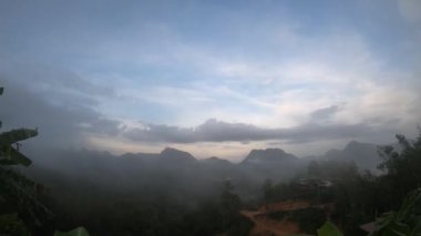 Tayland 'ın Phatthalung eyaletindeki Khuan Nok Ten Dağı' nda güzel bir gün doğumu..