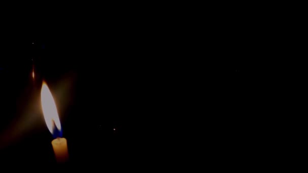 Изолированная Свеча Горит Тёмном Фоне Свеча Желтыми Оттенками Горит Черном — стоковое видео