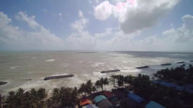 Hava görüntüsü ya da deniz manzarası dronundan kuş bakışı görüntüsü ve nehir kıyısındaki yol, lamtakong barajı, Nakhon Srithammarat, Tayland