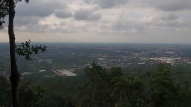 Tapi Nehri 'nin tepesi ve Surat Thani Tayland Köprüsü Orijinal Arşivi