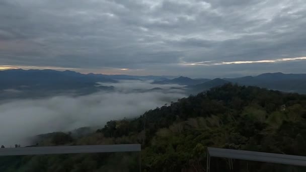 在Ai Yerweng的天空漫步 晨雾弥漫的大海 — 图库视频影像