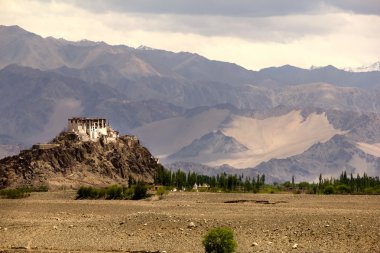 leh kasaba yakınlarında küçük bir manastır