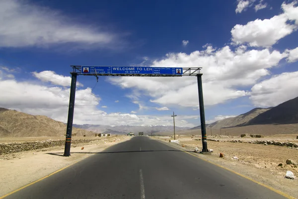Дорожні знаки, у Лех-Срінагар шосе, Ладакху — стокове фото