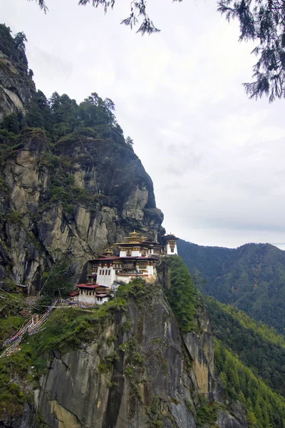 Taktshang Goemba (Mosteiro do Ninho dos Tigres), Butão, em uma montanha c — Fotografia de Stock