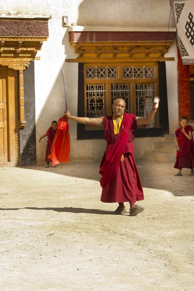 Szerzetes tánc és imádkozó Ladakh Lamayuru kolostor — Stock Fotó