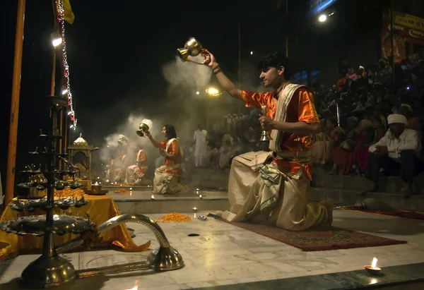 's avonds arati in varanasi — Stockfoto