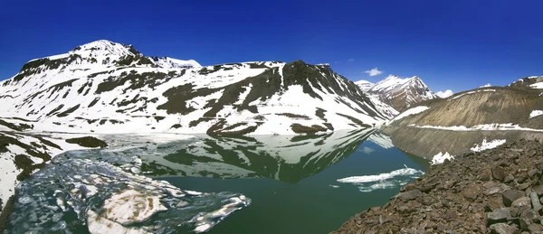 美丽苏拉杰 leh 马那里公路 tal 湖 — 图库照片