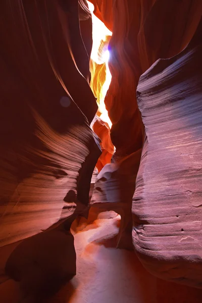 Solljus genom upper antelope canyon — Stockfoto