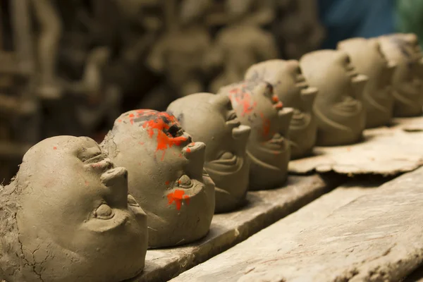 Серия глиняных голов — стоковое фото