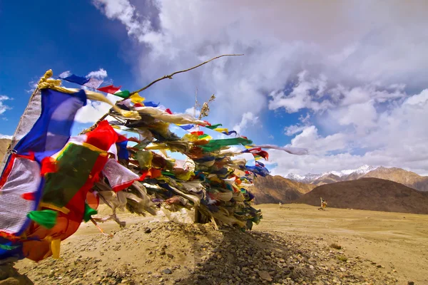 Himalayalar ve mavi gökyüzü arka plan üzerinde dua bayrakları — Stok fotoğraf