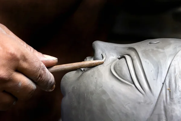 An artisan creating head of clay idol — Stock Photo, Image