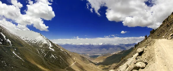 Ορεινούς δρόμους για την κορυφή khardungla, ladakh, Ινδία — Φωτογραφία Αρχείου
