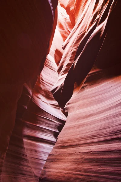 Solljus genom upper antelope canyon — Stockfoto