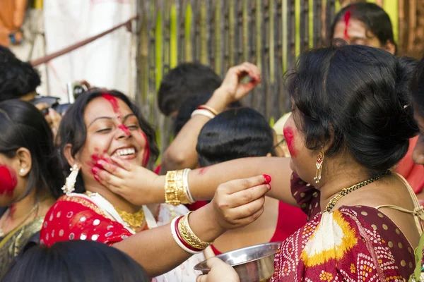 A Women devotee apply sindhoor to another's chin — Stock Photo, Image
