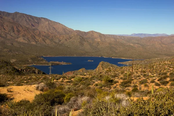 Panoramatický výhled na jezero apache v Arizoně — Stock fotografie