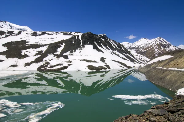 半分凍った湖 — ストック写真