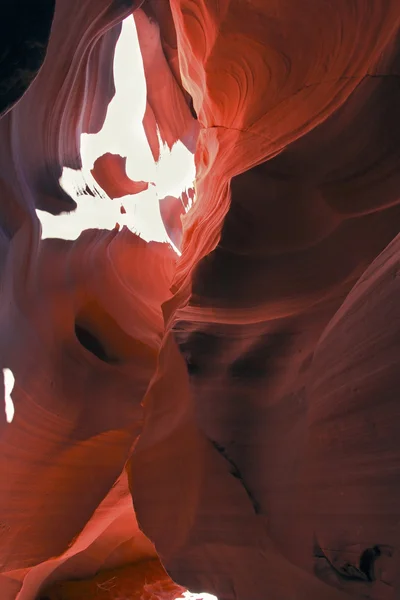 Solljus genom upper antelope canyon — Stockfoto