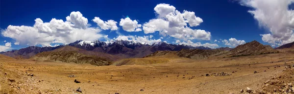 Panoram de la chaîne de montagnes au Ladakh — Photo