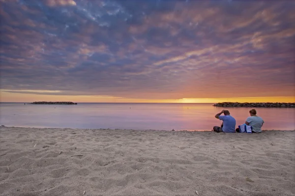 Par på romantiska humör nära stranden — Stockfoto