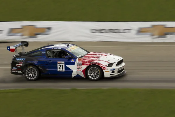 Detroit - 2 juni: Ford Mustang Boss 302ss race bil passerar genom — Stockfoto