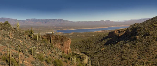 Krásném roosevelt jezero v stezky apache v Arizoně, nás — Stock fotografie