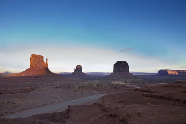 Západ slunce na monument valley v Arizoně — Stock fotografie