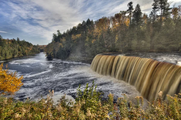 Schöne wasserfälle in herbstsaison von michigan lizenzfreie Stockfotos