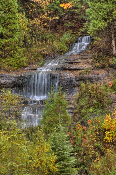 ミシガン州の秋のシーズンで美しい滝 ロイヤリティフリーのストック画像