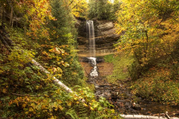 Schöne wasserfälle in herbstsaison von michigan lizenzfreie Stockfotos