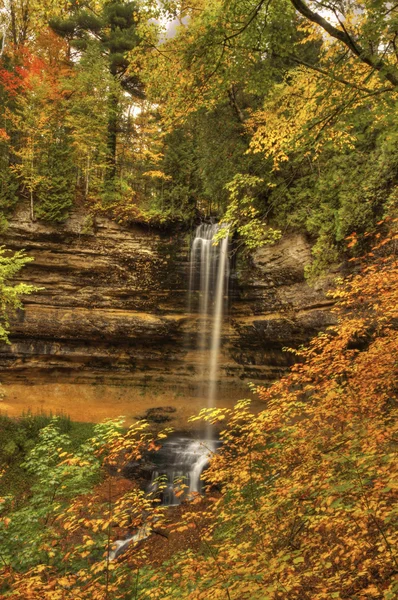 ミシガン州の秋のシーズンで美しい滝 ストック写真