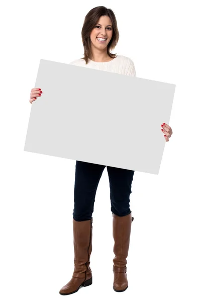 Donna che tiene un segno bianco vuoto — Foto Stock