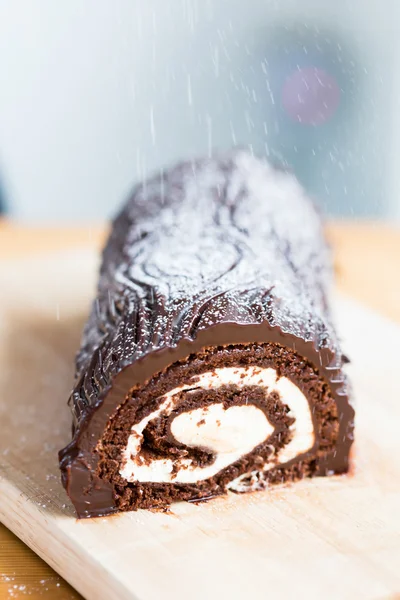 Leckerer Rollkuchen mit Schokolade und Sahne — Stockfoto