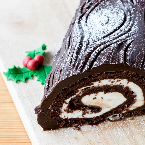 Čokoládový dort válcované vyplněné se smetanou omáčkou — Stock fotografie