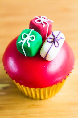 parti cupcake hediyeler ile dekore edilmiş