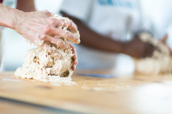 bir Afrikalı bir yoğurma yanındaki Kafkas bir kadın