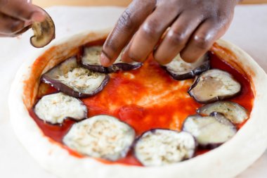 Vejetaryen pizza hazırlama