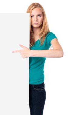 boş bir beyaz tahta tutan ciddi kadın