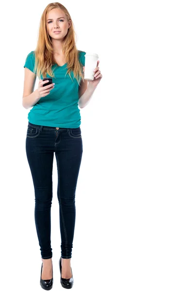 Frau mit Kaffeebecher und Handy — Stockfoto