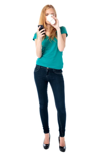 Woman drinking coffee and reading a sms — Stock Photo, Image