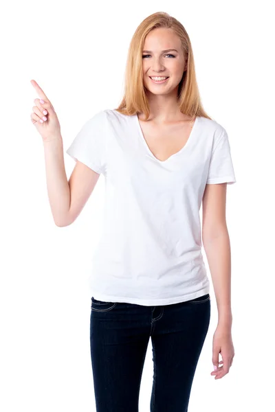 Sorrindo mulher apontando para cima com o dedo — Fotografia de Stock